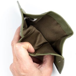 A. Eriksson Oy, H&ouml;gsar Helj&auml; | Pieni nahkalompakko, oliivi