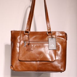 The Monte  nahkainen tilava olkalaukku tablettiosastolla 6052956, konjakinruskea