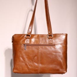 The Monte  nahkainen tilava olkalaukku tablettiosastolla 6052956, konjakinruskea