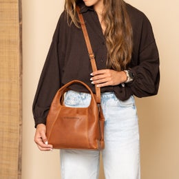 The Chesterfield Brand, Lunera - Nahkainen k&auml;silaukku (sis. pitk&auml;n hihnan), konjakki