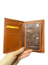 Virgo pitk&auml; RFID-nahkalompakko isolla ajokorttipaikalla | 2044 konjakinruskea