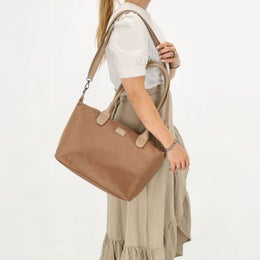 Charm London | Iso olkalaukku (PC 15,6"), sis. pitk&auml;n hihnan | Taupe