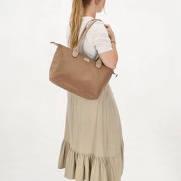 Charm London | Iso olkalaukku (PC 15,6"), sis. pitk&auml;n hihnan | Taupe