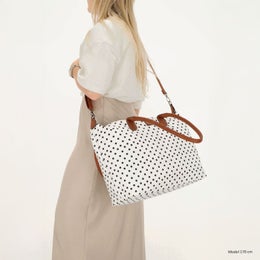 Charm London | Iso olkalaukku (PC 15,6") , sis. pitk&auml;n hihnan | Valkoinen/musta pallo