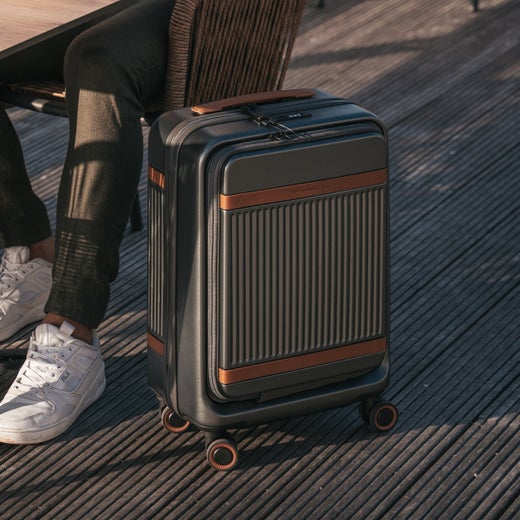 The Chesterfield Brand, Zuna | Lentolaukku etutaskulla (KLM 55x35x22cm), urban graphite